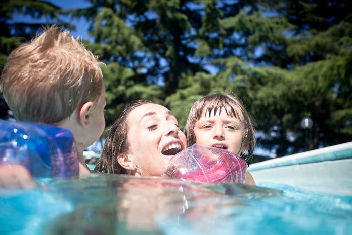 famiglia in piscina