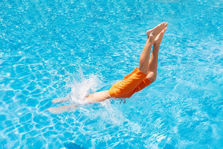 tuffo in piscina grande