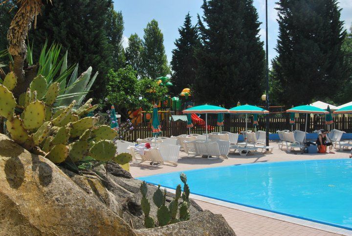 piscina immersa nel verde