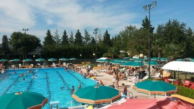 Piscina con area verde