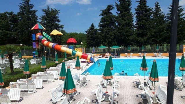 Piscina con scivolo d'acqua