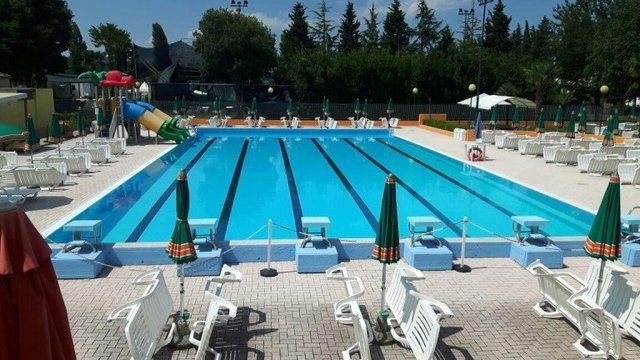 Piscina con lettini per famiglie