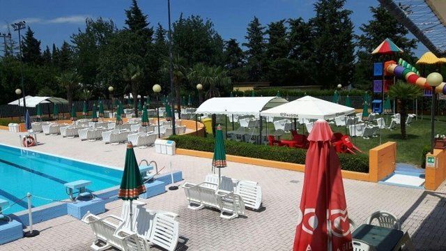 Piscina con parco giochi