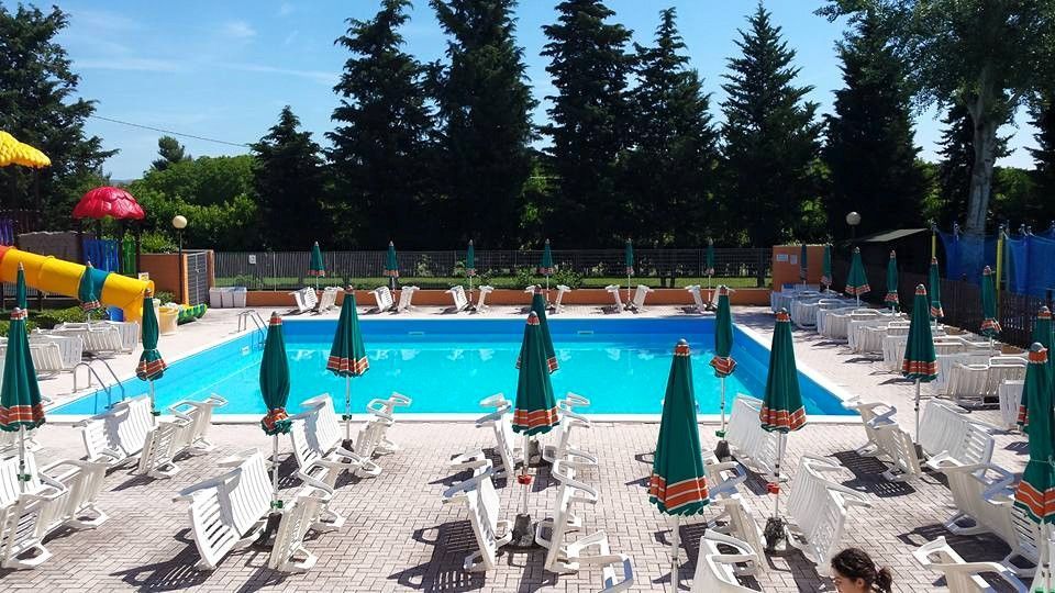 area relax con sdraio e lettini