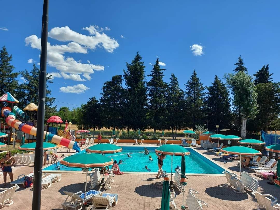 ombrelloni e lettini vicino alle piscine