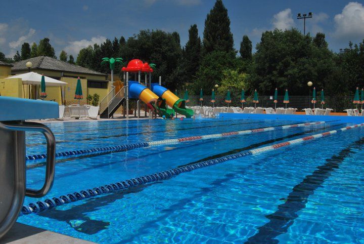 piscina con giochi e scivolo d'acqua