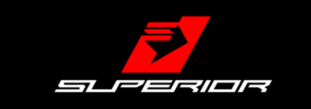 Een rood en wit superieur logo op een zwarte achtergrond