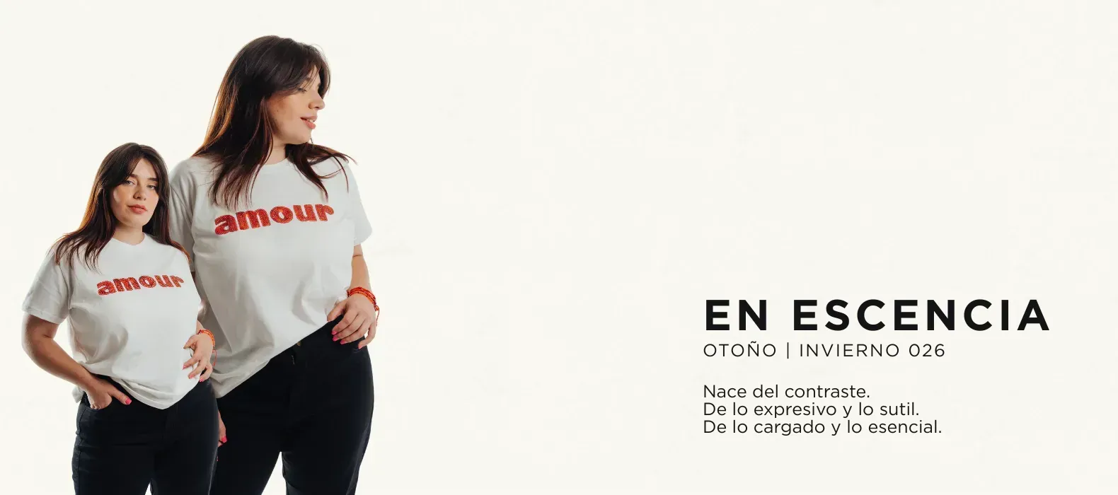 Dos modelos con camisetas blancas con el texto rojo “amor” junto al texto promocional “EN ESENCIA”.