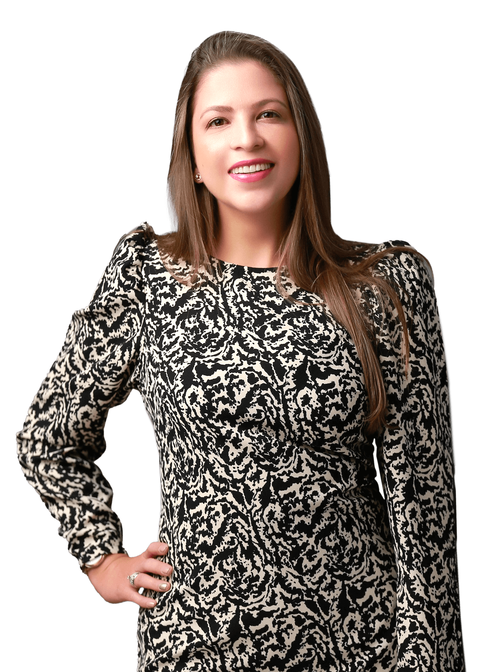 Una mujer con un vestido blanco y negro está de pie con las manos en las caderas.
