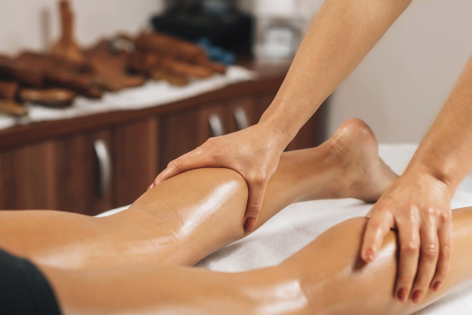 Una mujer está recibiendo un masaje en su pierna en un spa.