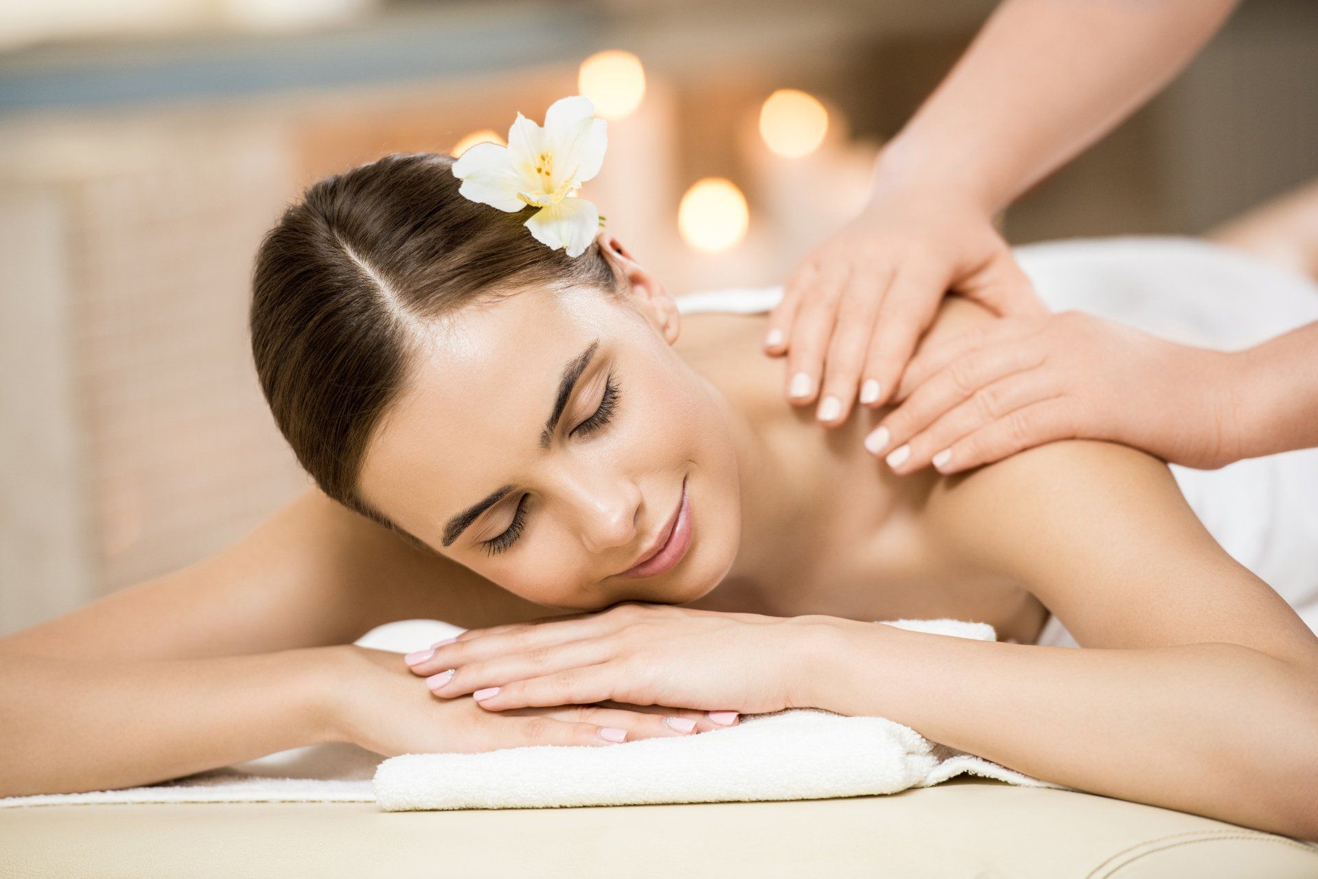 Una mujer está recibiendo un masaje en un spa.