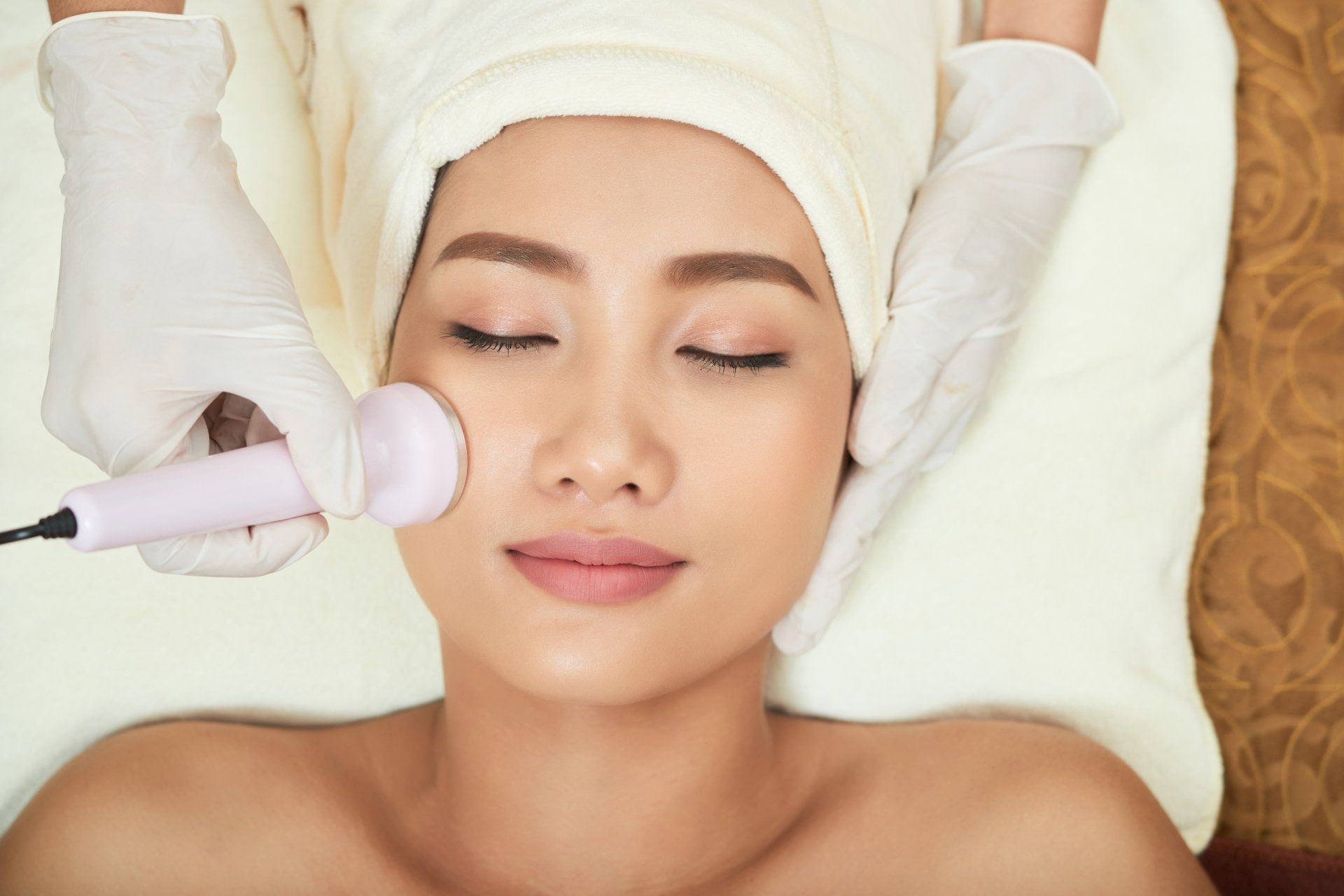 Una mujer está recibiendo un tratamiento facial en un spa.