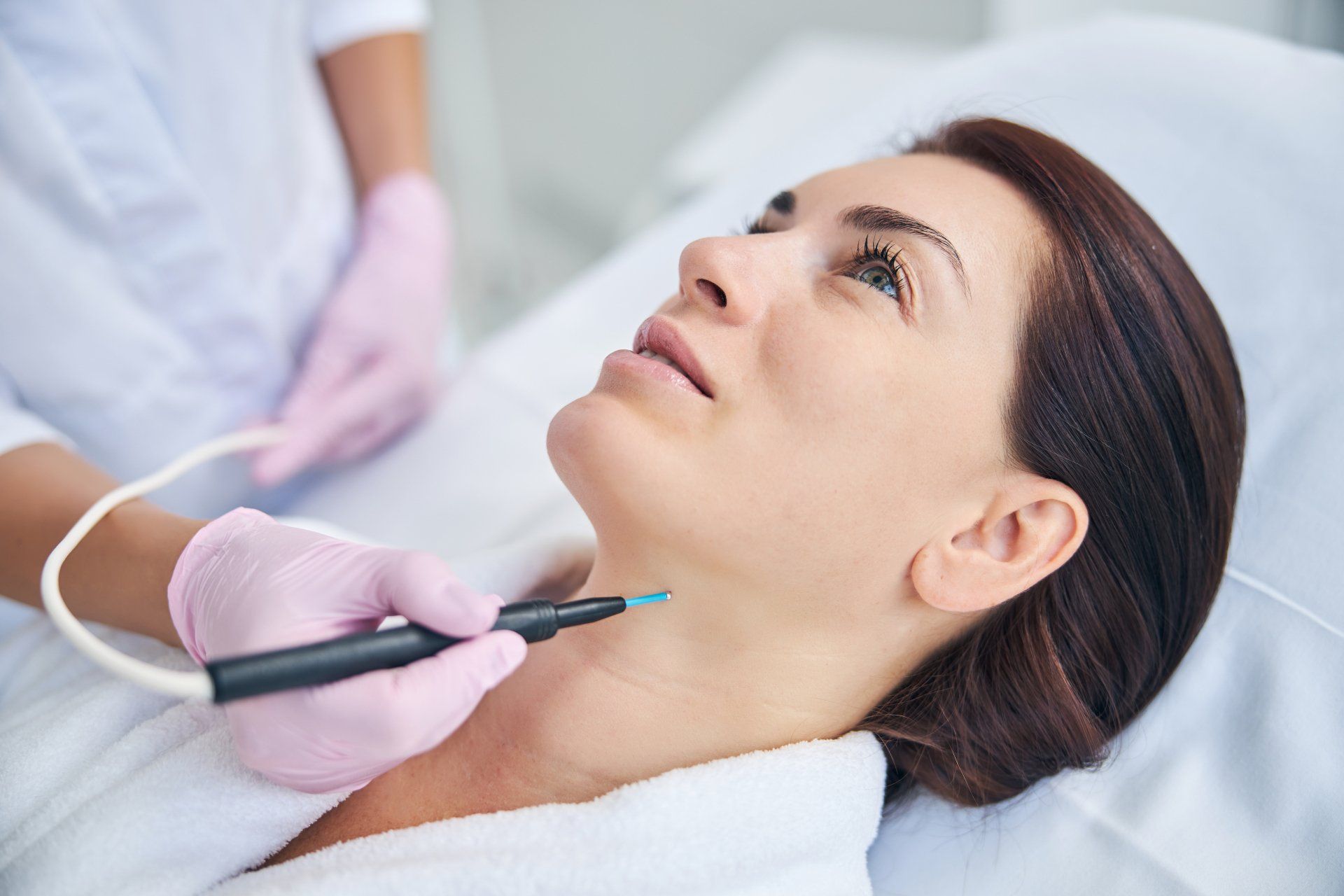 Una mujer está recibiendo un tratamiento facial en un salón de belleza.
