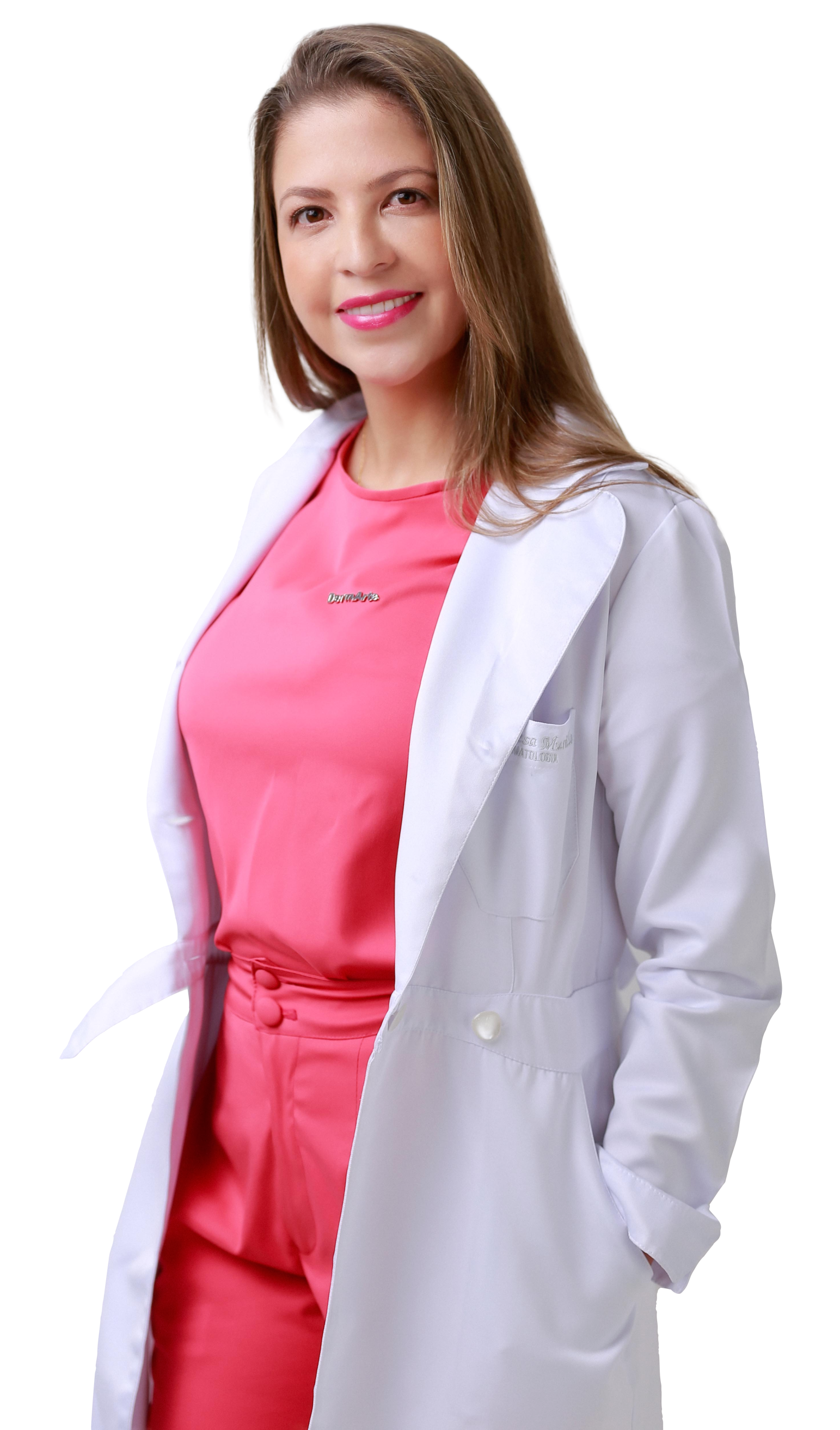 Una mujer lleva una bata de laboratorio blanca y una camisa rosa.