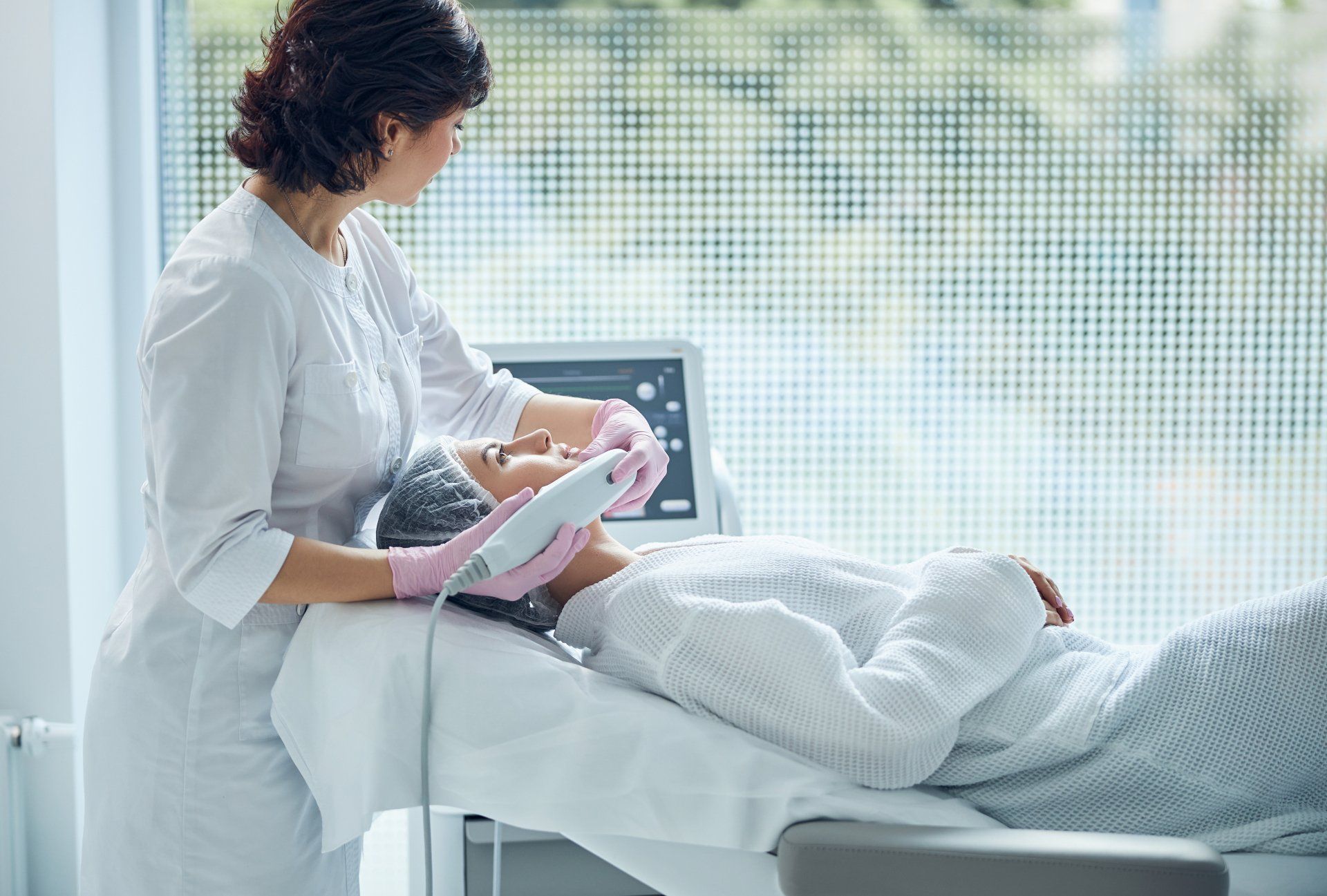 Una mujer está recibiendo un tratamiento facial en un salón de belleza.