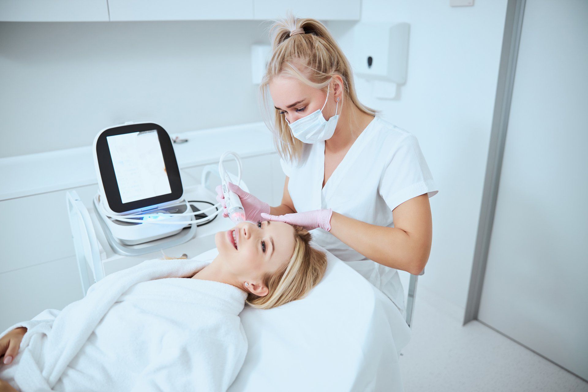 Una mujer está recibiendo un tratamiento facial en un salón de belleza.