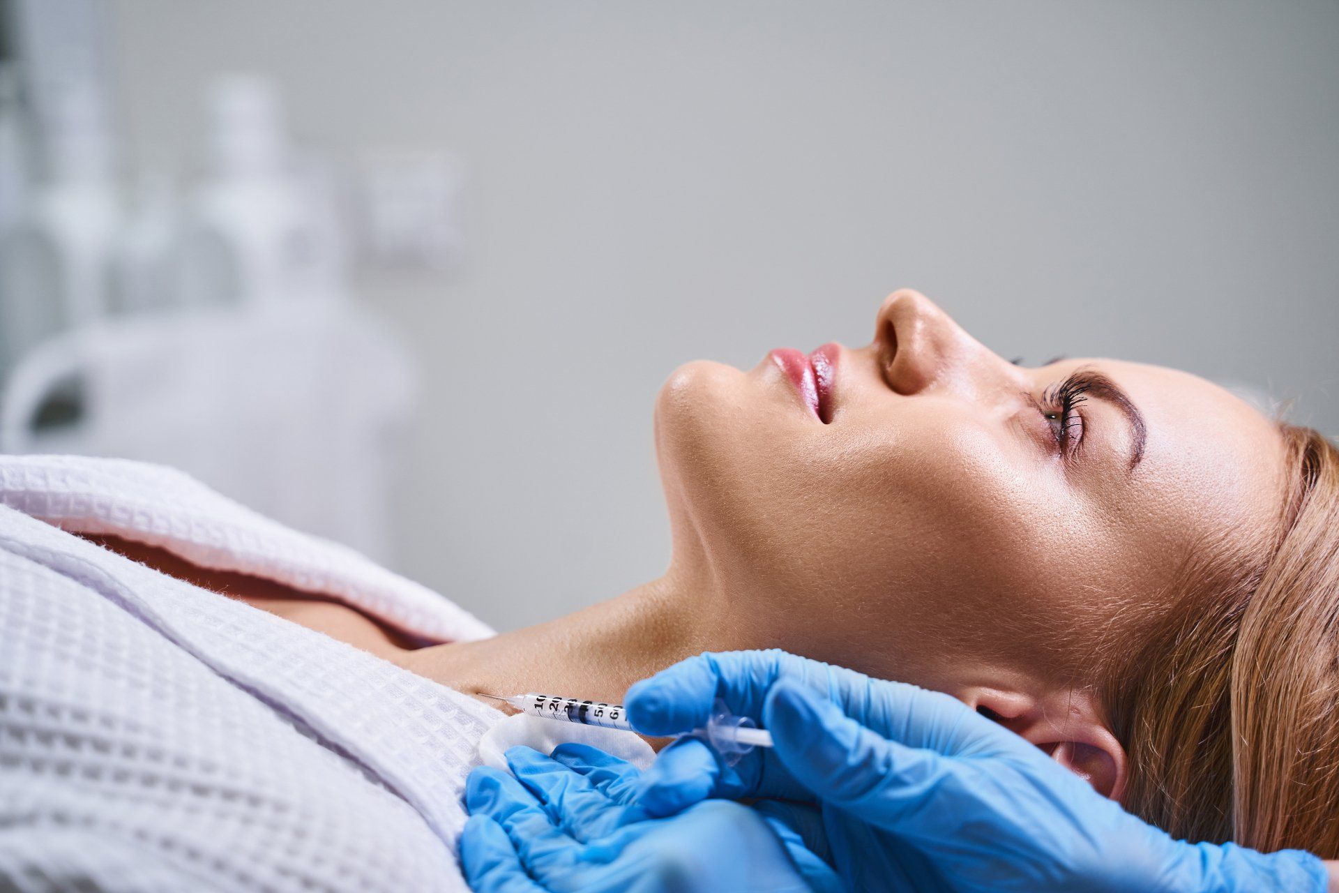 Una mujer recibe una inyección de botox en la cara.