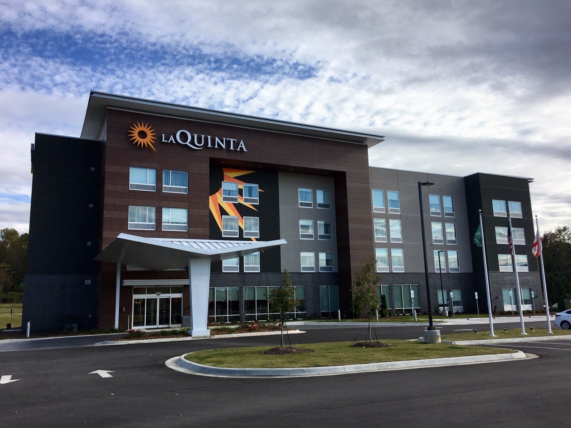 A large building with the word quinta on it