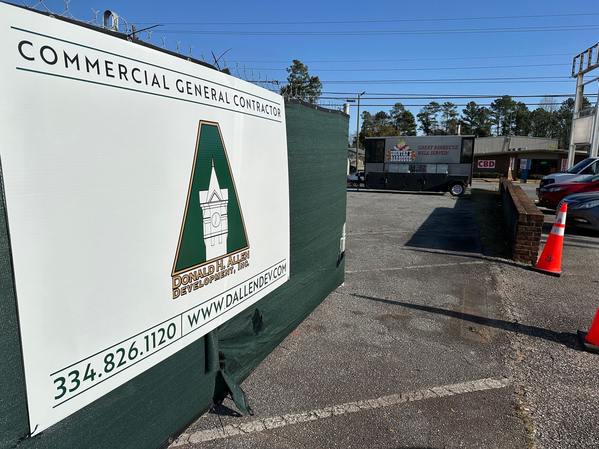 A sign that says commercial general construction on it