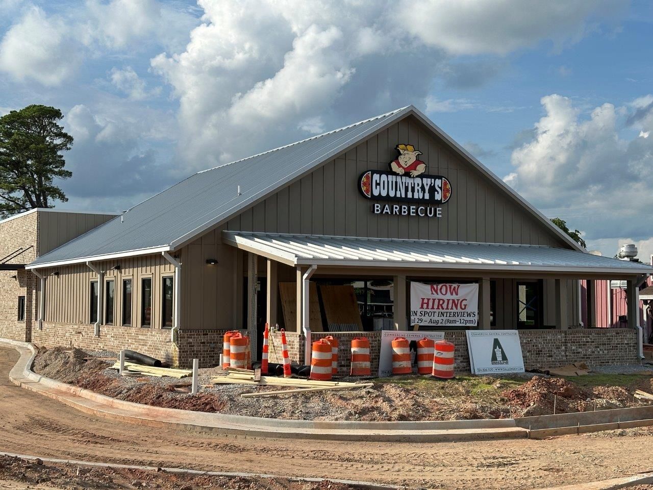 A large building with a sign that says chicken 's on it.