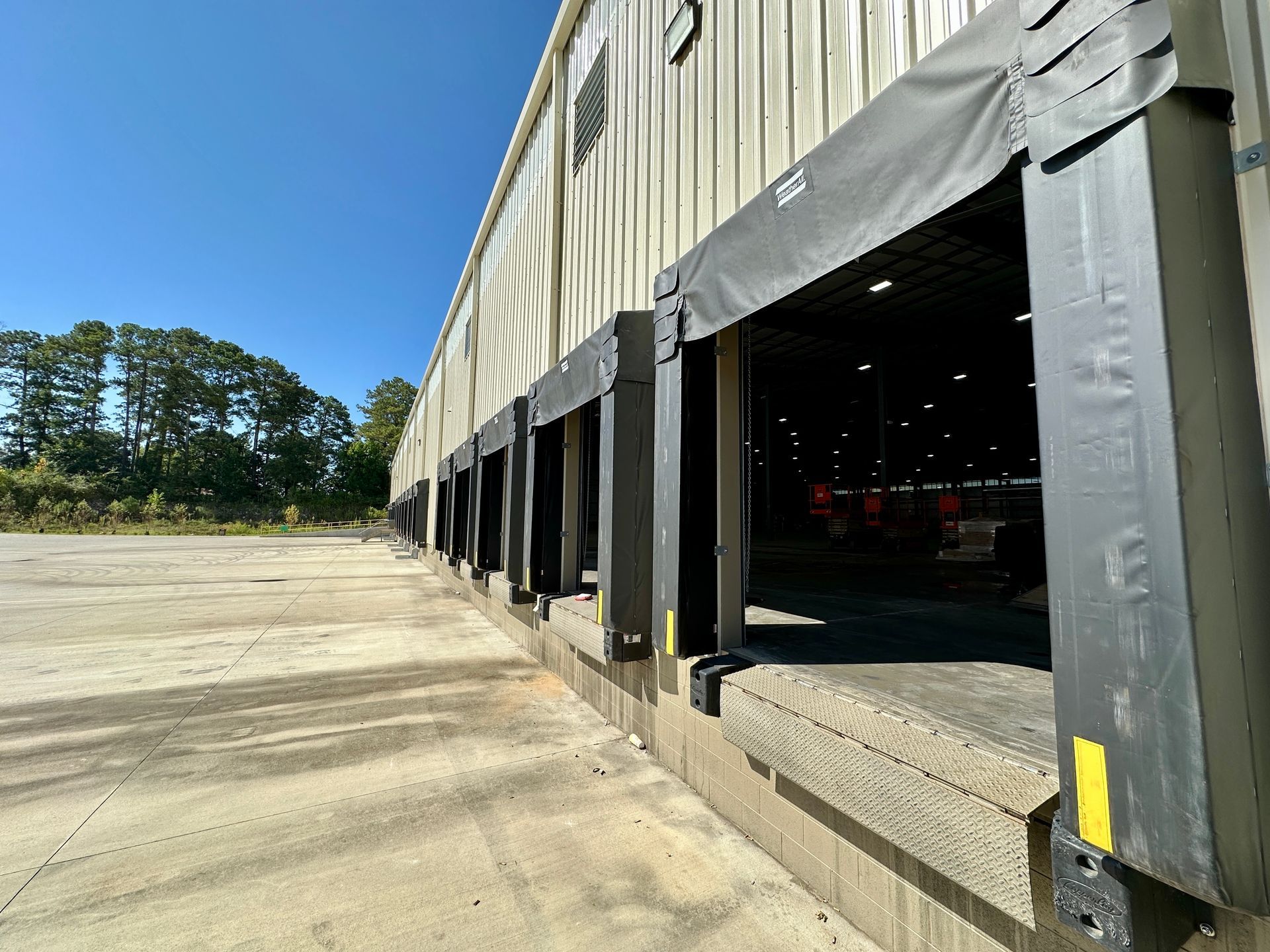 A large warehouse with a lot of loading docks on the side of it.