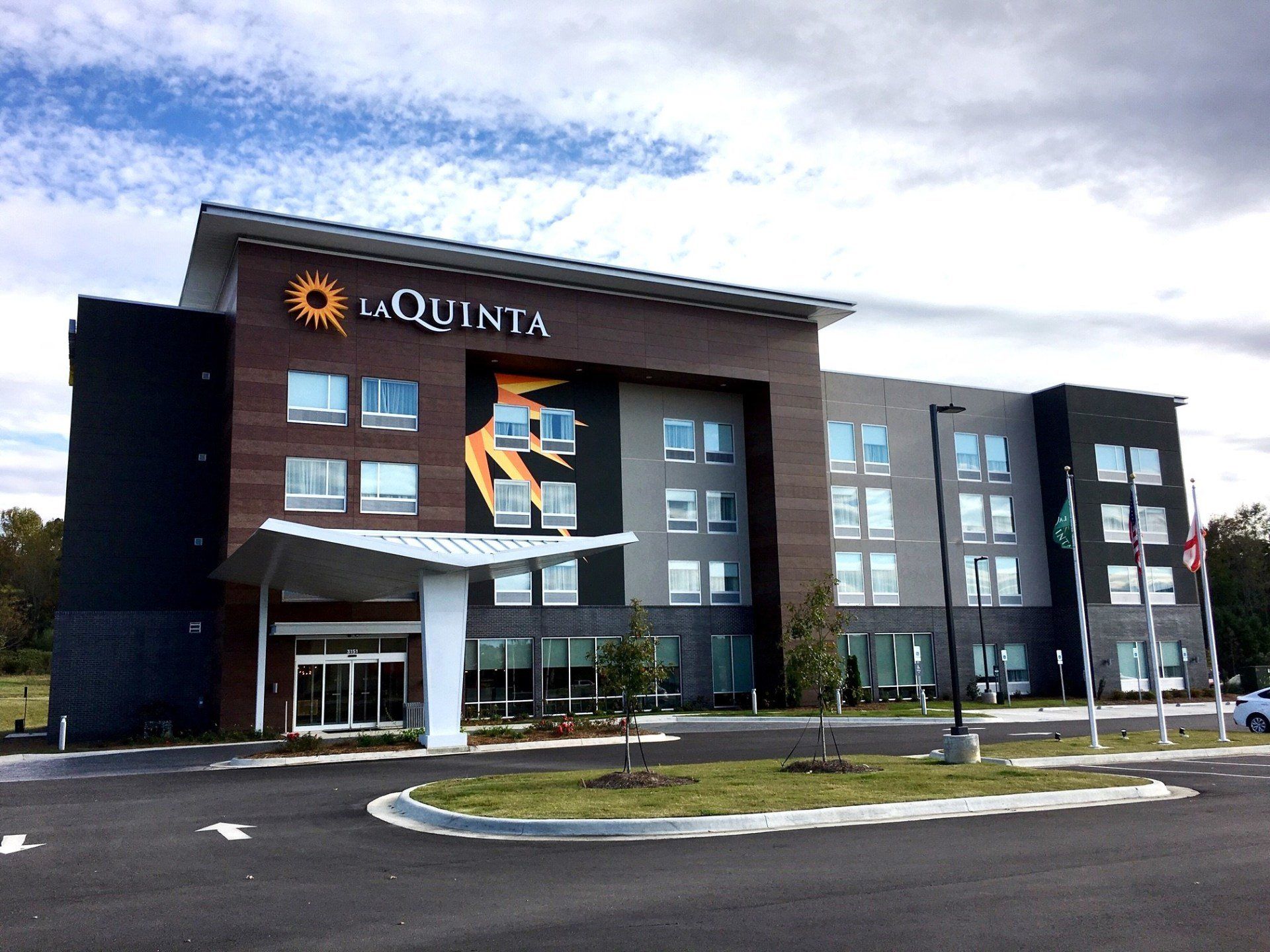 A large building with the word la quinta on it