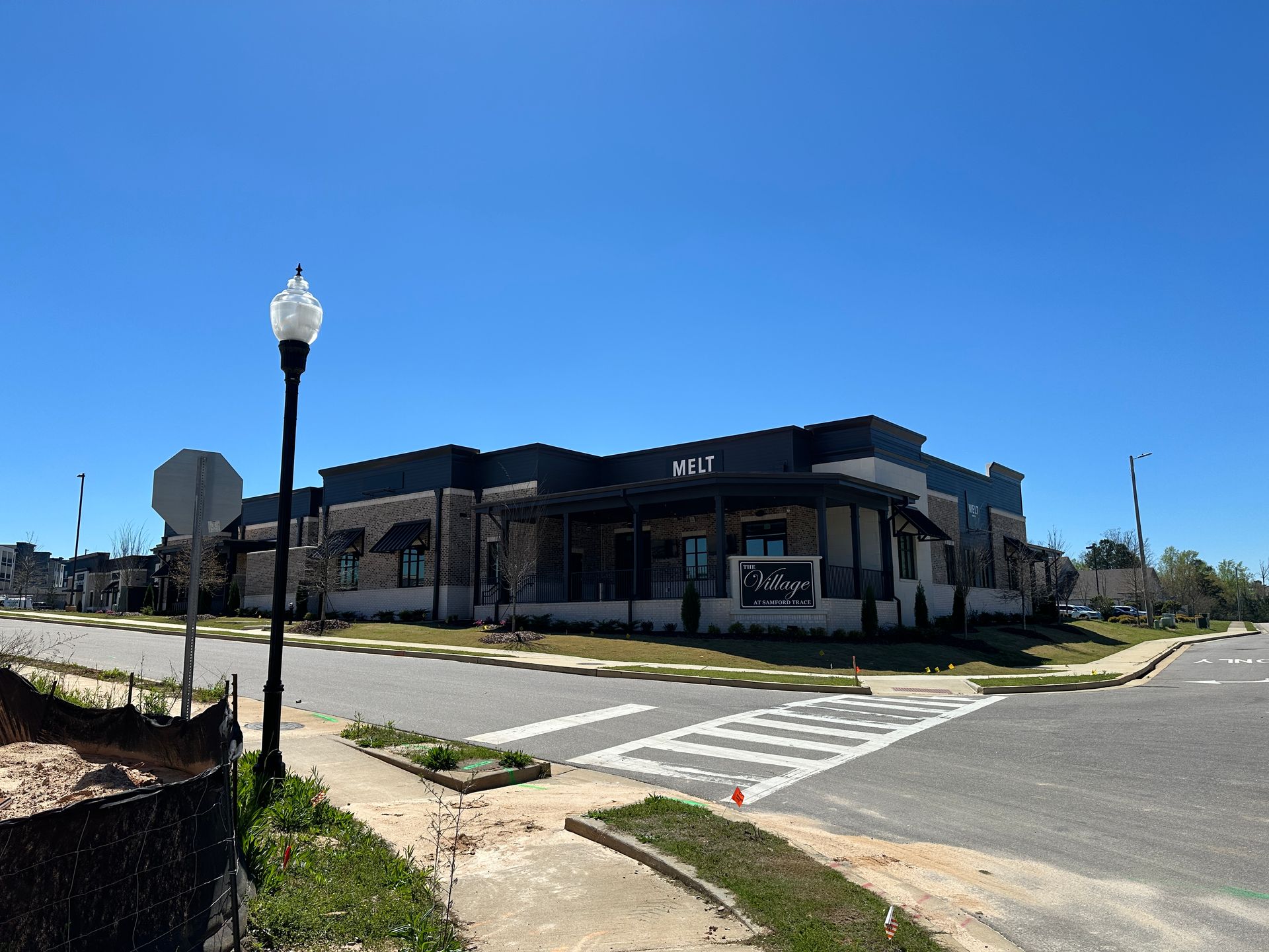 A large building is sitting on the corner of a street.