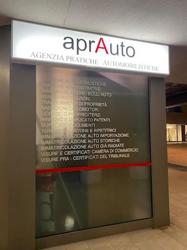 Un edificio con un cartello che dice aprauto.