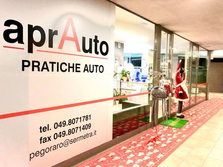 Una vetrina con scritto aprauto