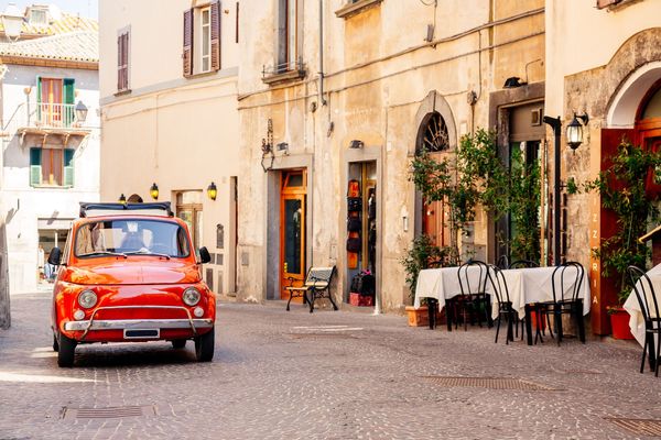 Un uomo stringe la mano a un altro uomo mentre tiene in mano le chiavi di un'auto.