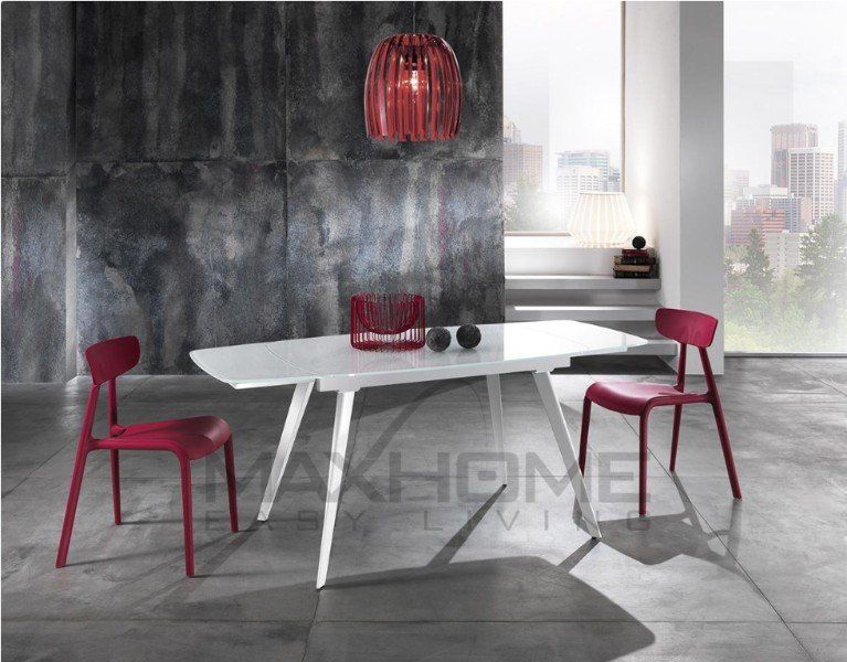 Tavolo bianco con sedie rosse