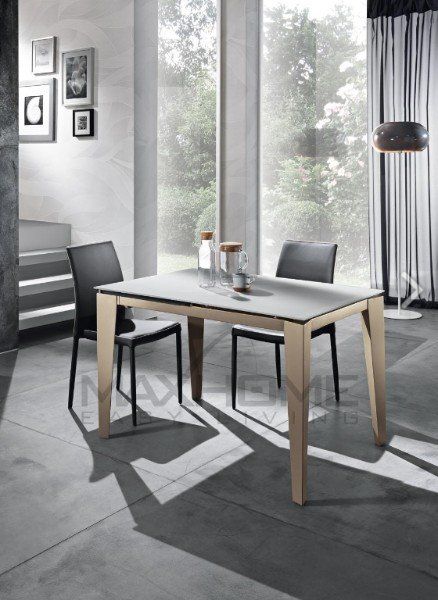 Tavolo elegante con due sedie