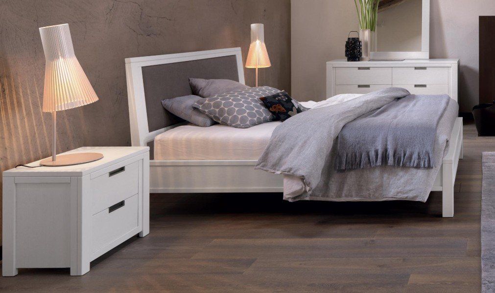 Camera da letto con letto e comodini