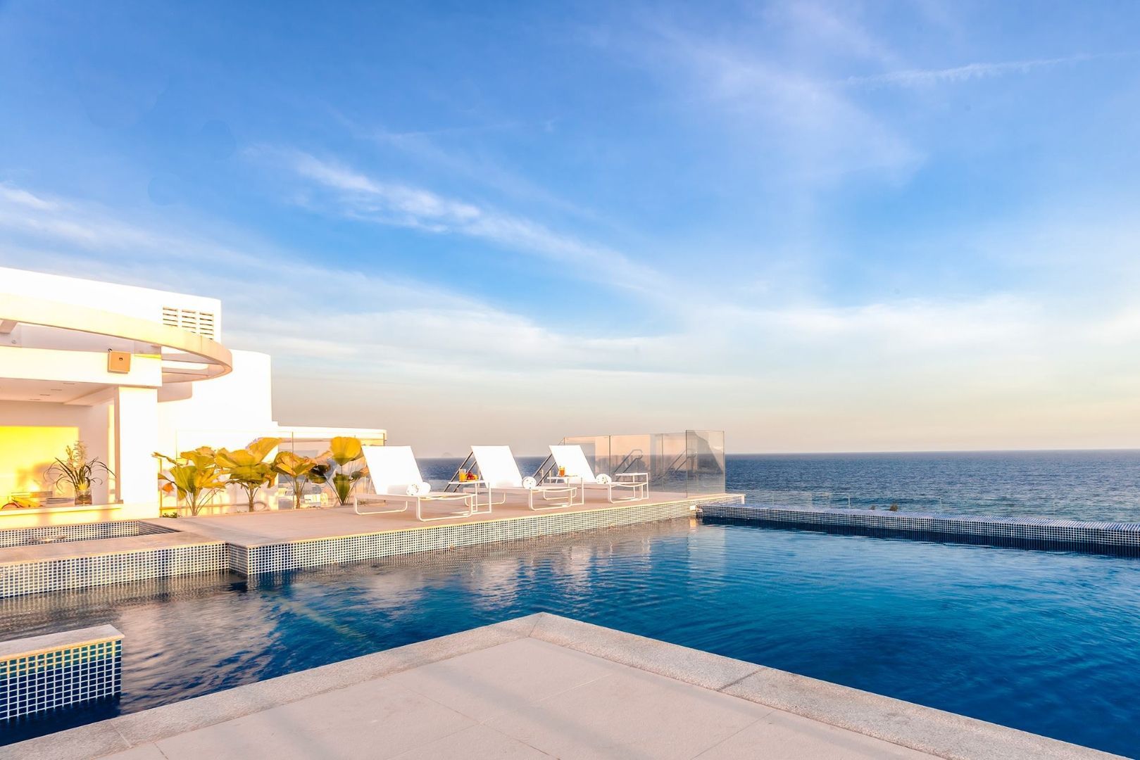 Há uma grande piscina com vista para o oceano.