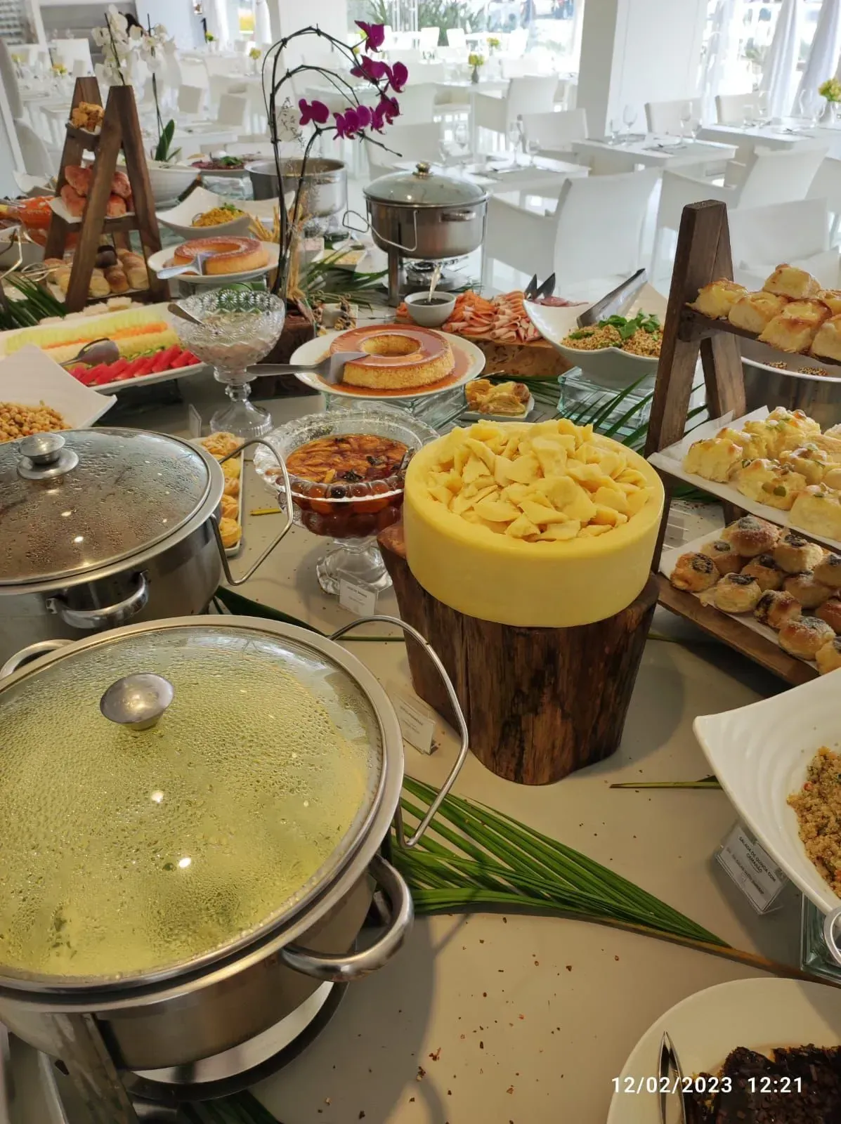 Há muitos tipos diferentes de comida na mesa.