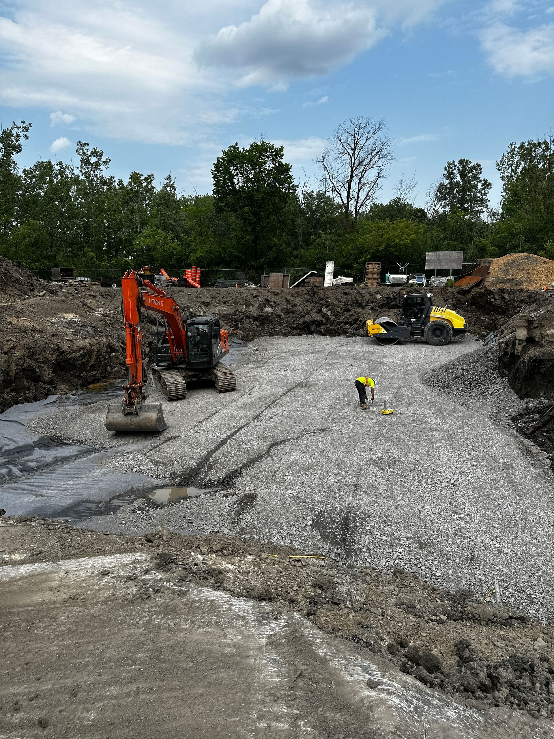 Un chantier de construction avec un bulldozer et une excavatrice.