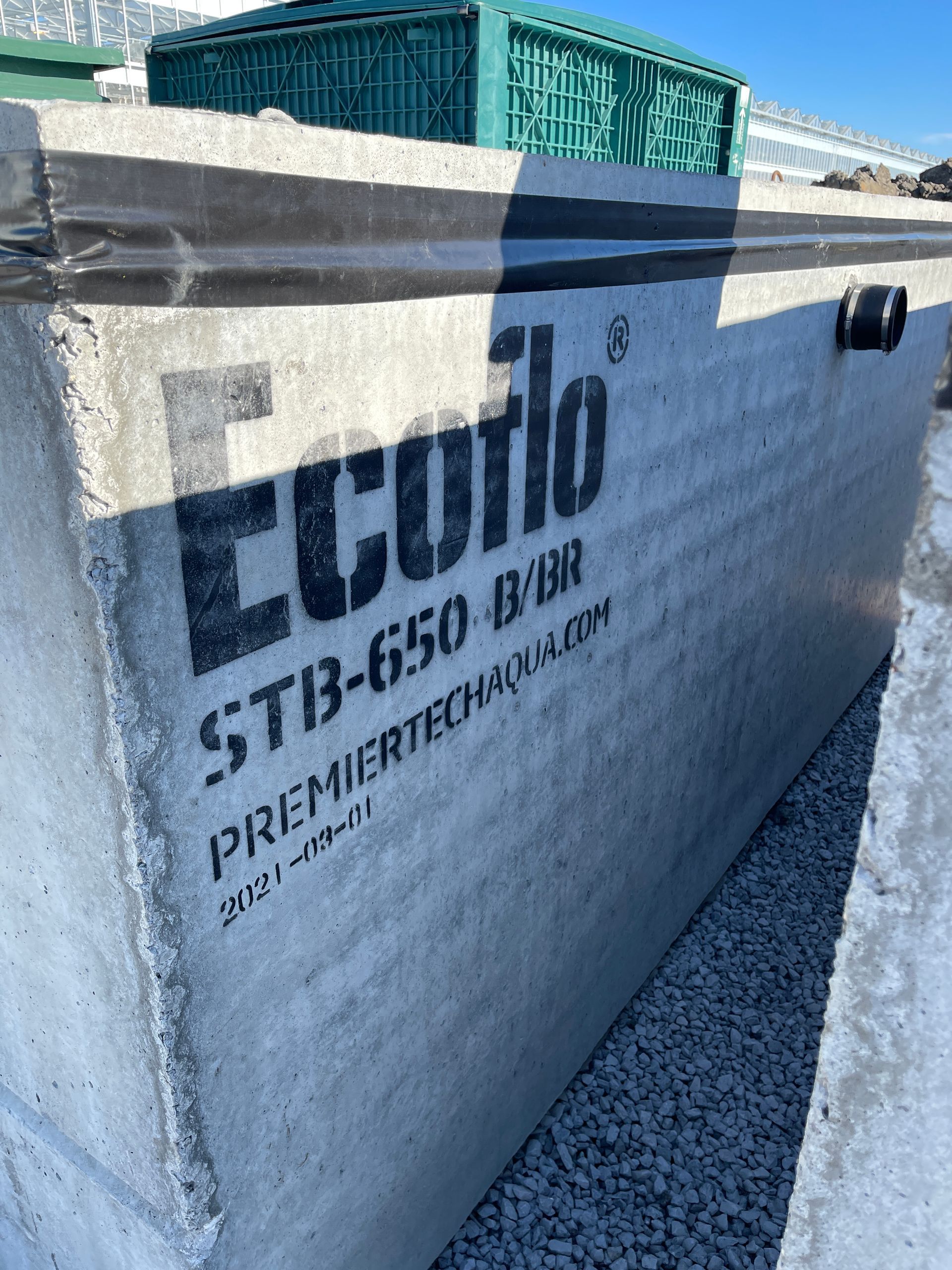 Un bloc de béton avec le mot ecoflo écrit dessus