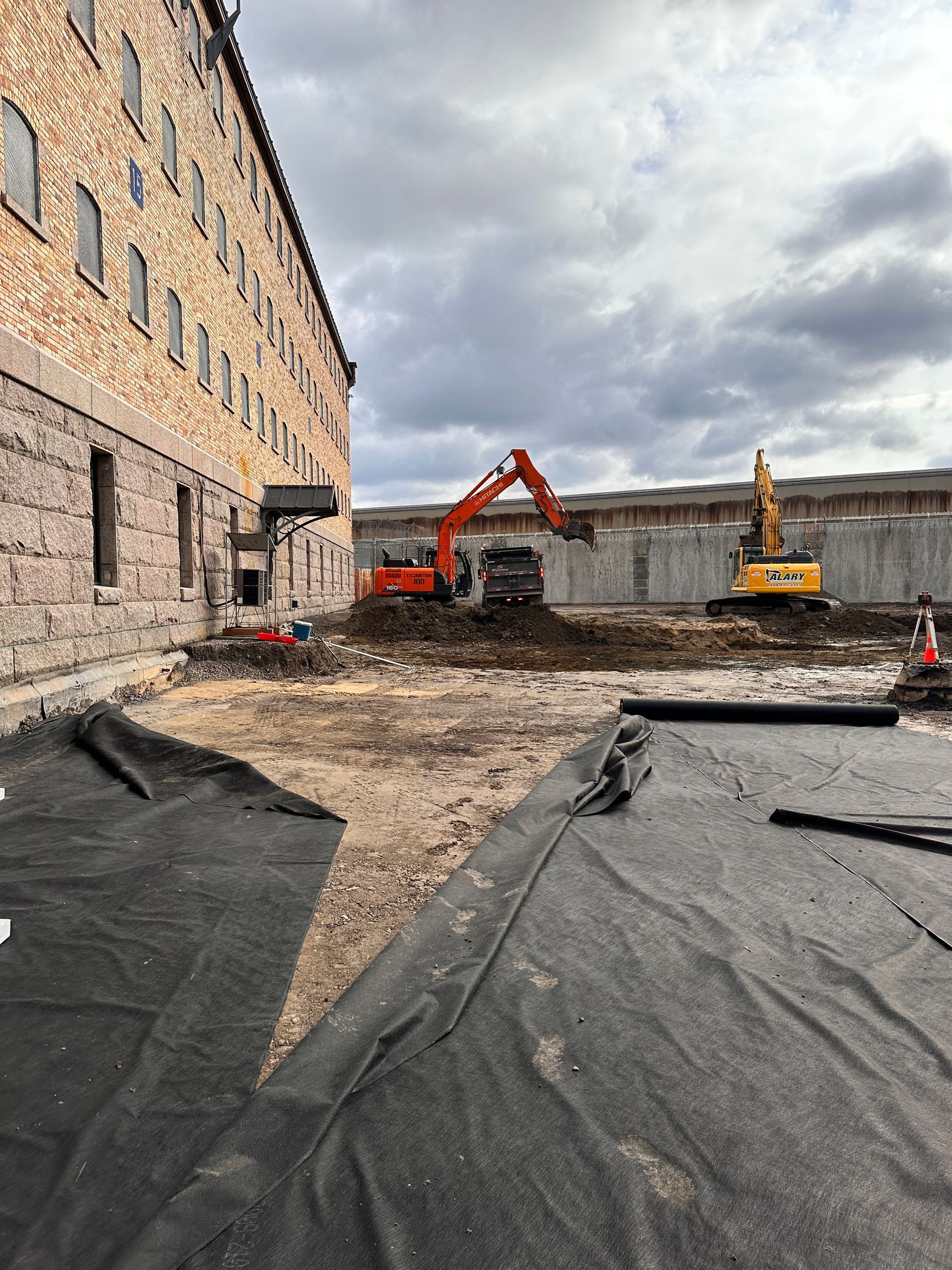 Un chantier de construction avec un grand bâtiment en arrière-plan.
