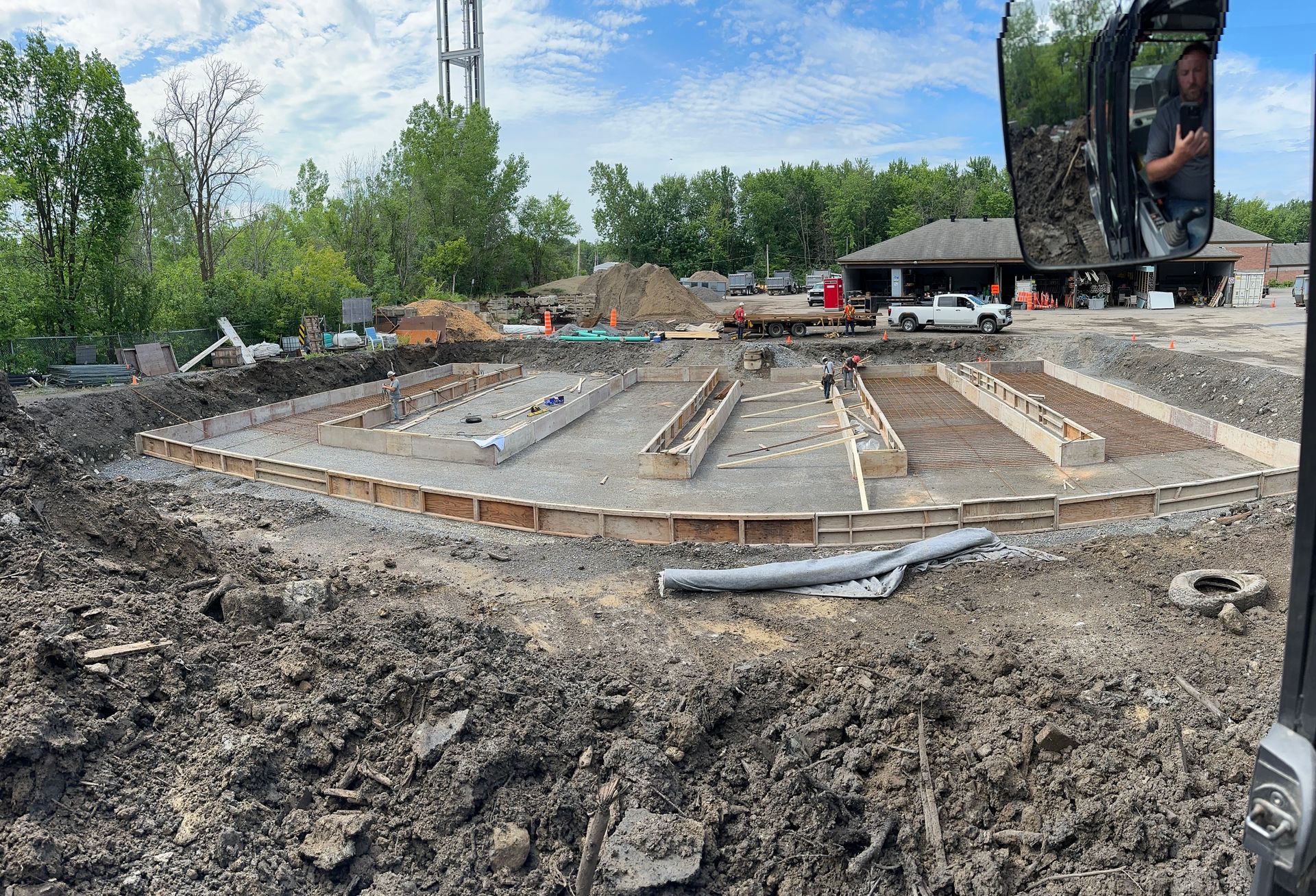 Un homme conduit un bulldozer sur un chantier de construction.