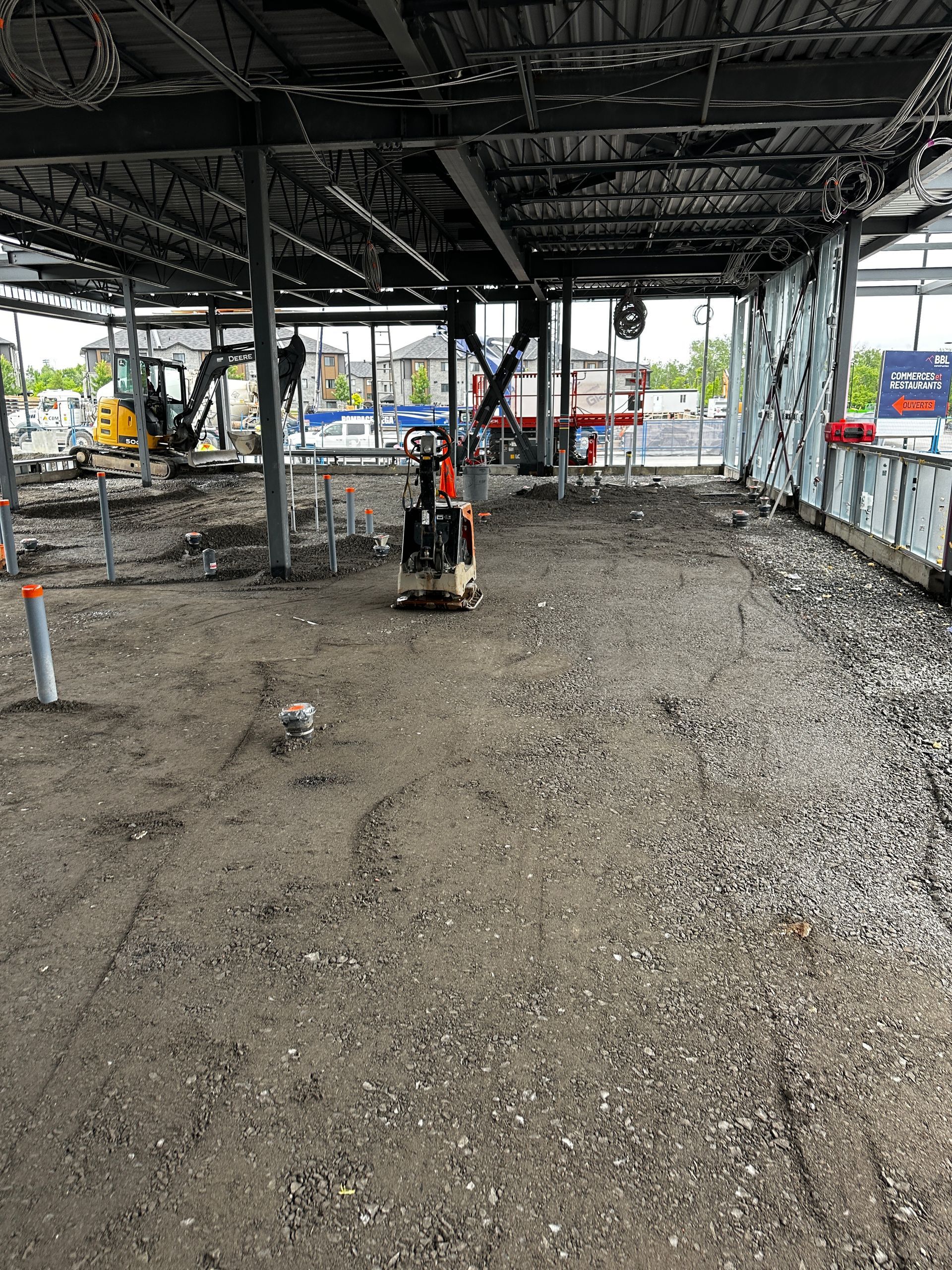 Un chantier de construction avec beaucoup de terre et beaucoup de machines.