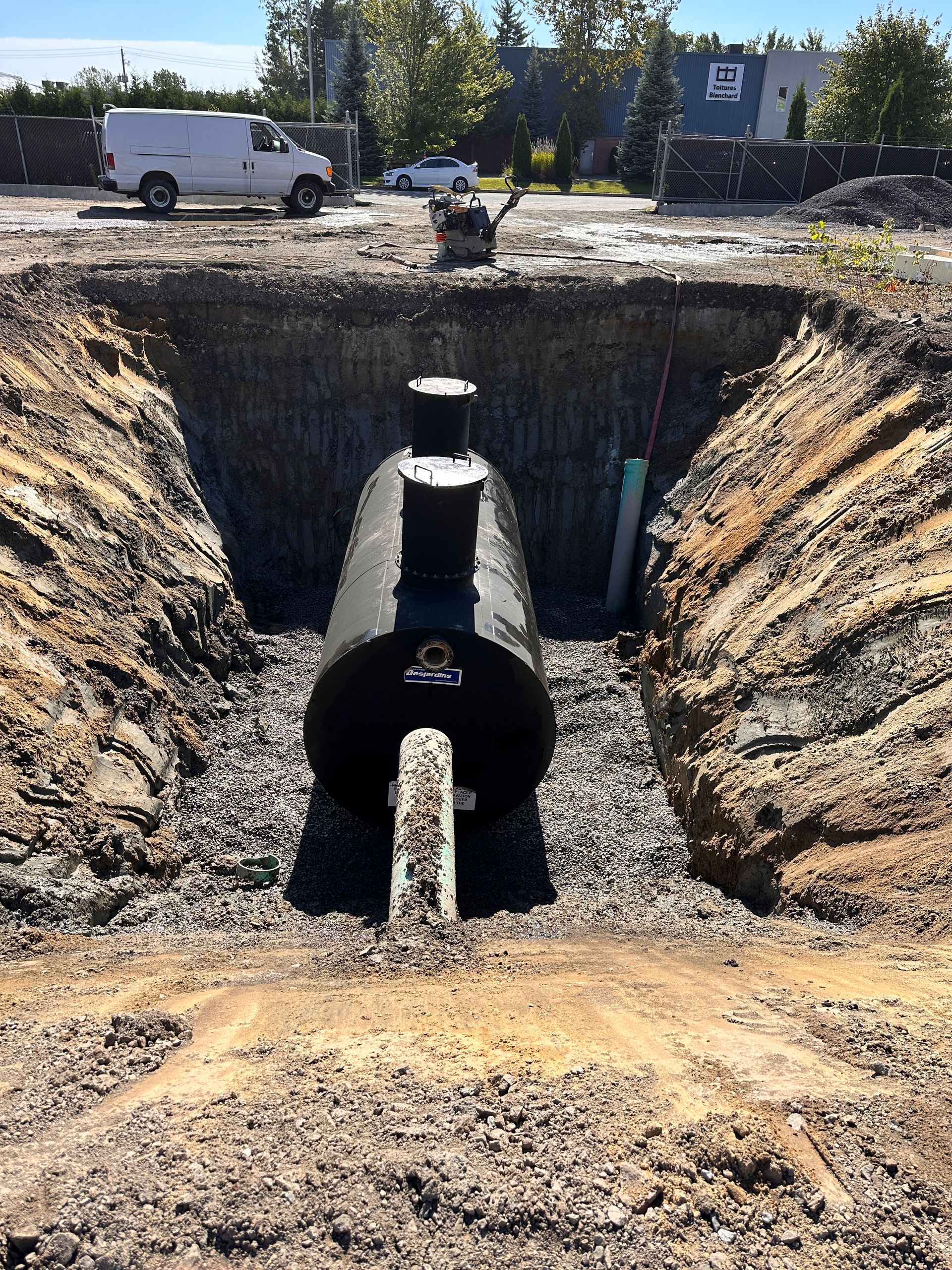Un grand char noir est posé dans un trou dans le sol.