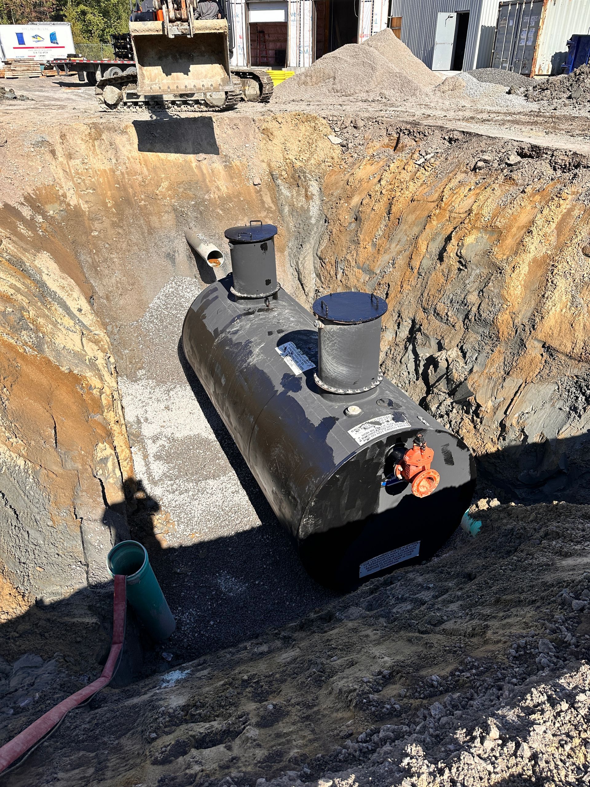 Un grand réservoir se trouve au milieu d’une fosse à terre.