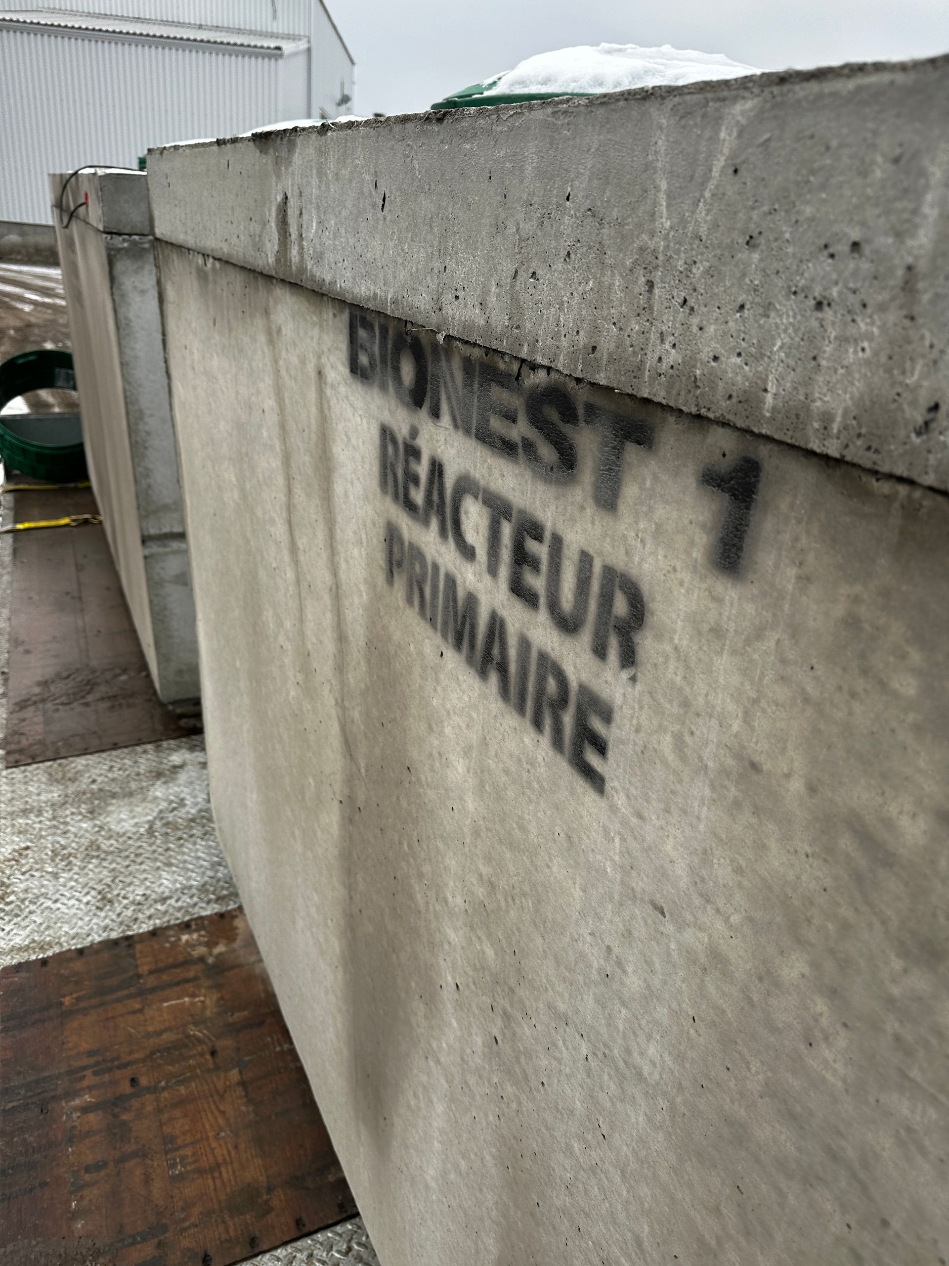 Un mur de béton avec le mot réacteur dessus.