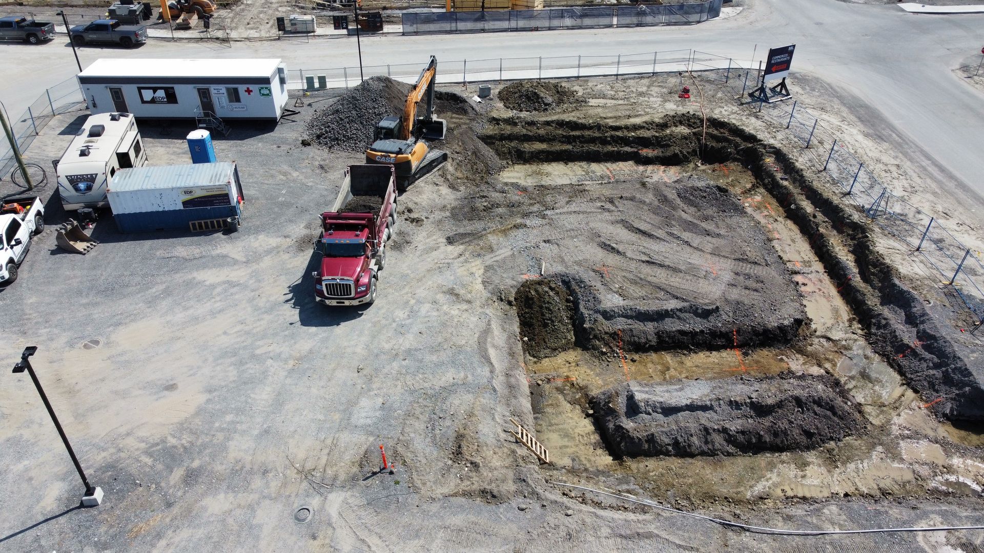 Une vue aérienne d'un chantier de construction avec des camions et des machines