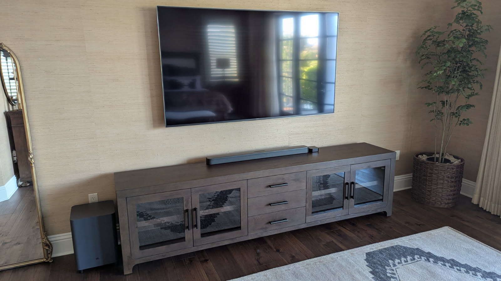A living room with a flat screen tv mounted to the wall.