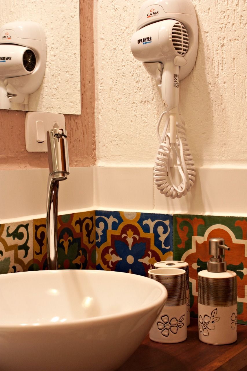 Um banheiro com pia e secador de cabelo