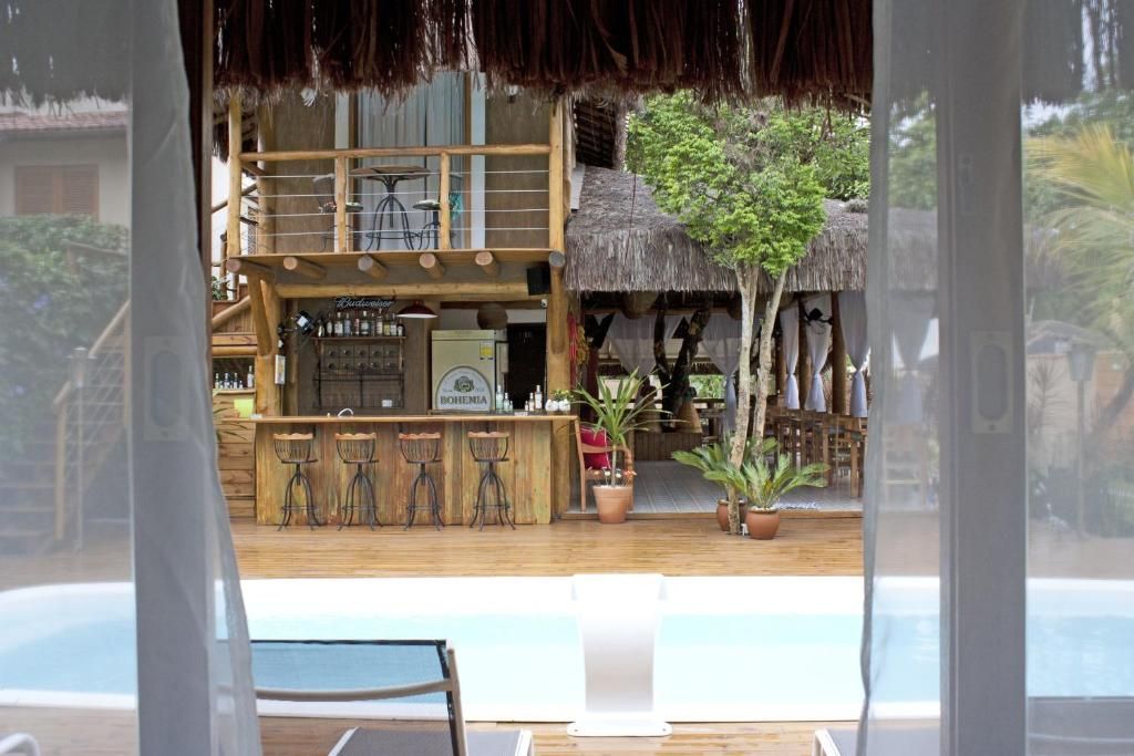 Vista de uma piscina de um quarto de hotel.