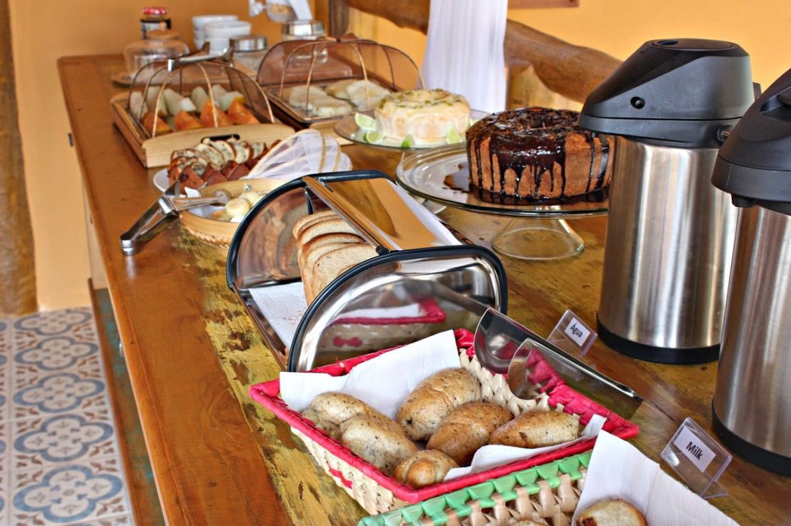 Uma mesa de buffet com uma variedade de comida