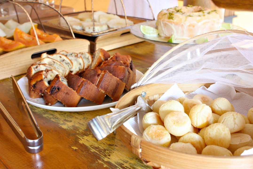 Há muitos tipos diferentes de comida na mesa.