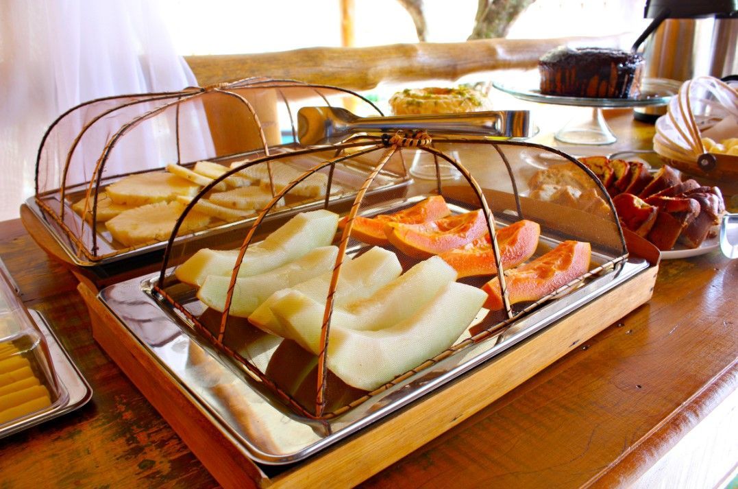 Uma bandeja de frutas está sobre uma mesa de madeira.